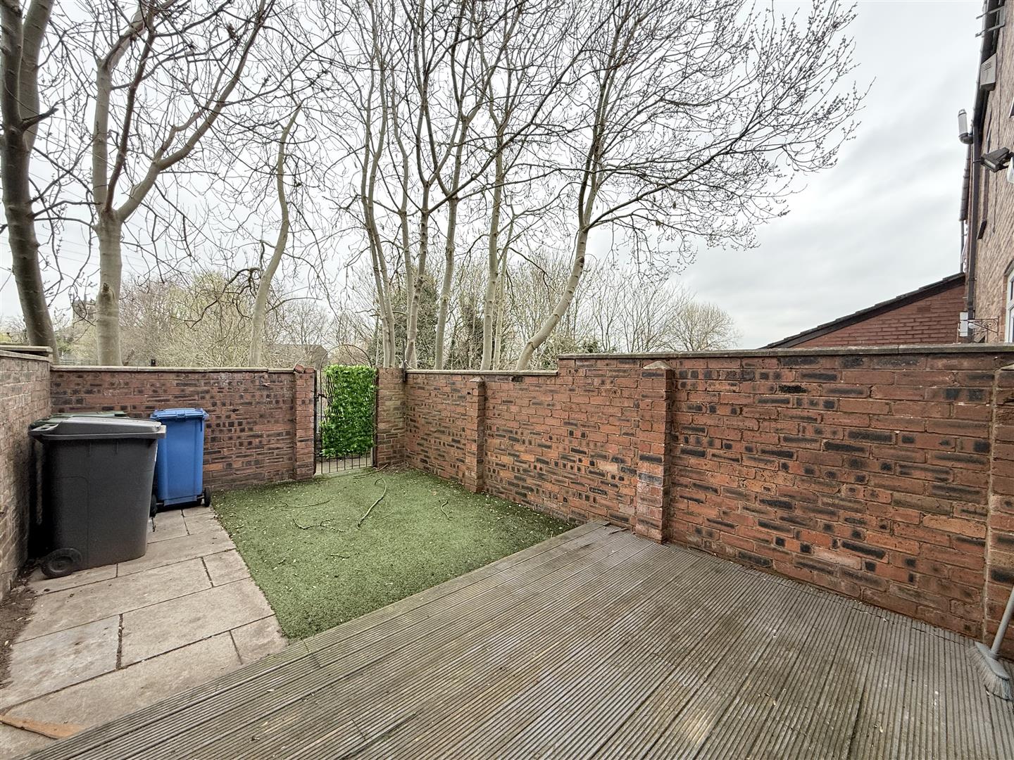 2 bed house - mid terrace in Cheetham Hill Road, Dukinfield – photo 4